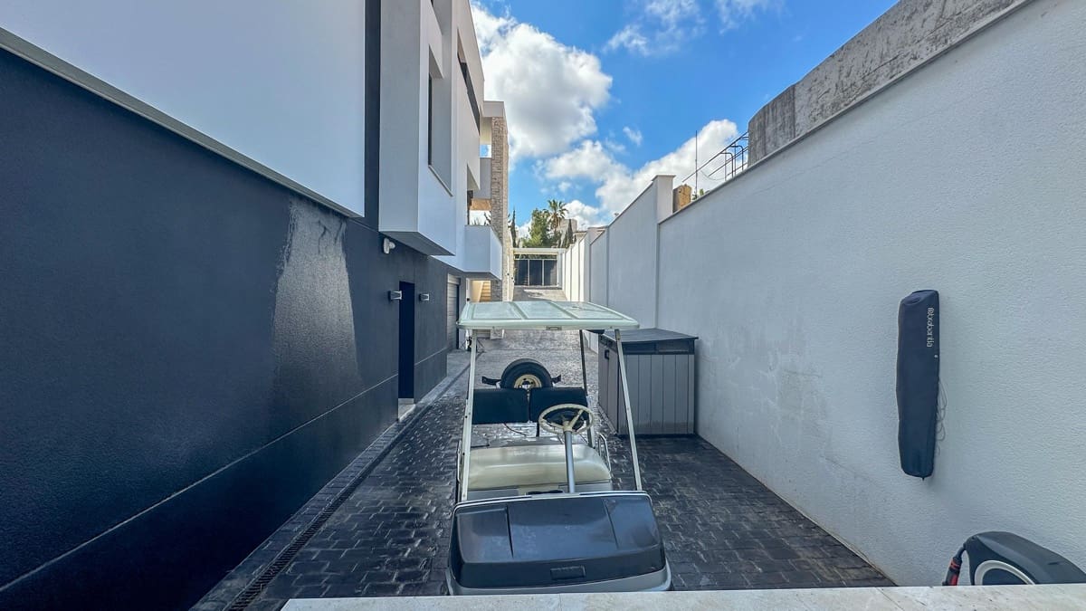 4 makuuhuone Huvila myytävänä paikassa Villamartin mukana uima-altaan 
autotalli - 2 950 000 € (Ref: 9755256)