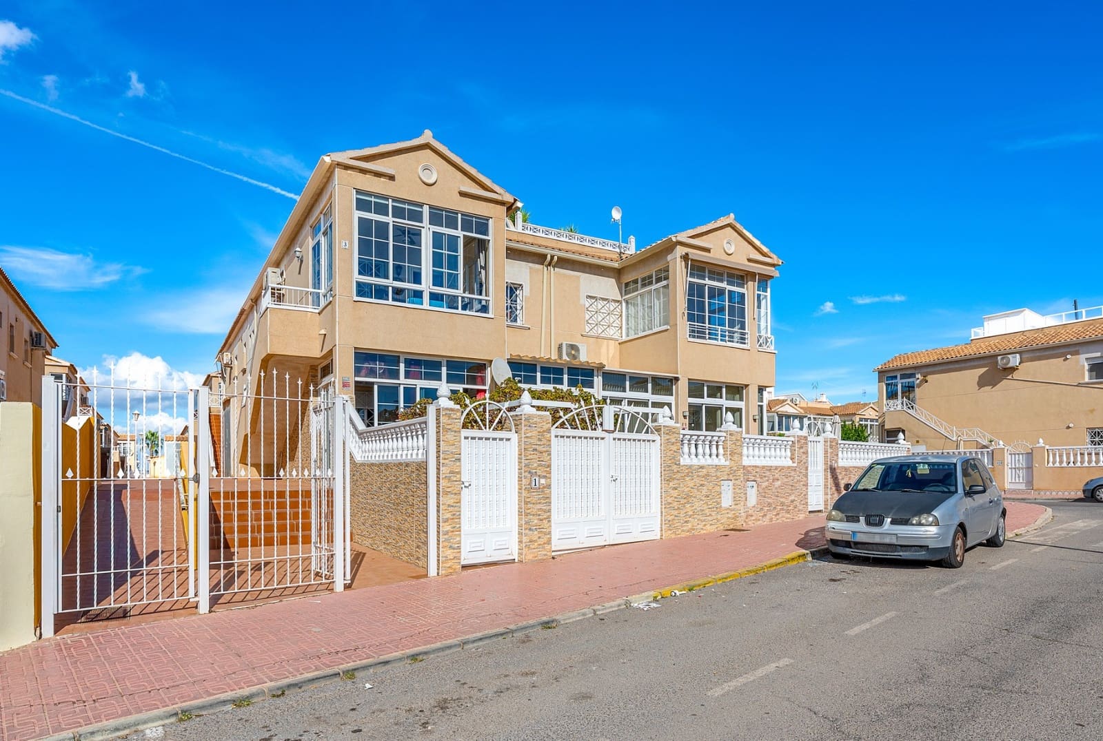 2 makuuhuone Kattohuoneisto myytävänä paikassa Torrevieja mukana uima-altaan - 149 000 € (Ref: 9790092)