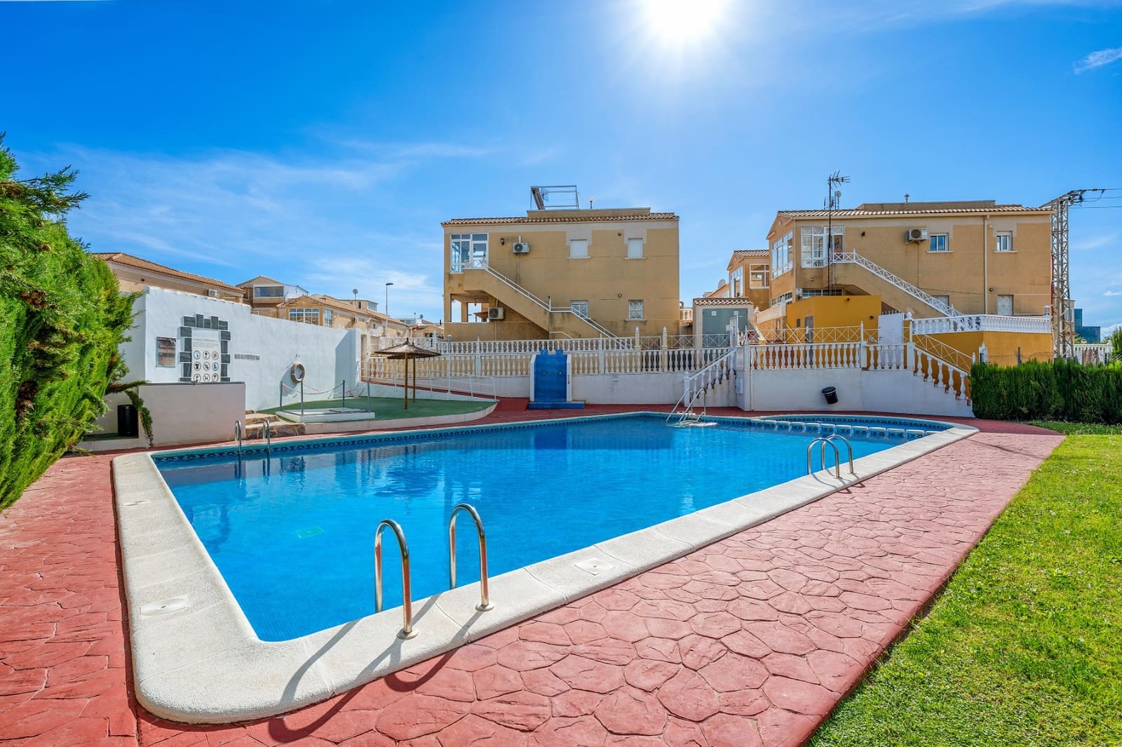 2 makuuhuone Kattohuoneisto myytävänä paikassa Torrevieja mukana uima-altaan - 149 000 € (Ref: 9790092)