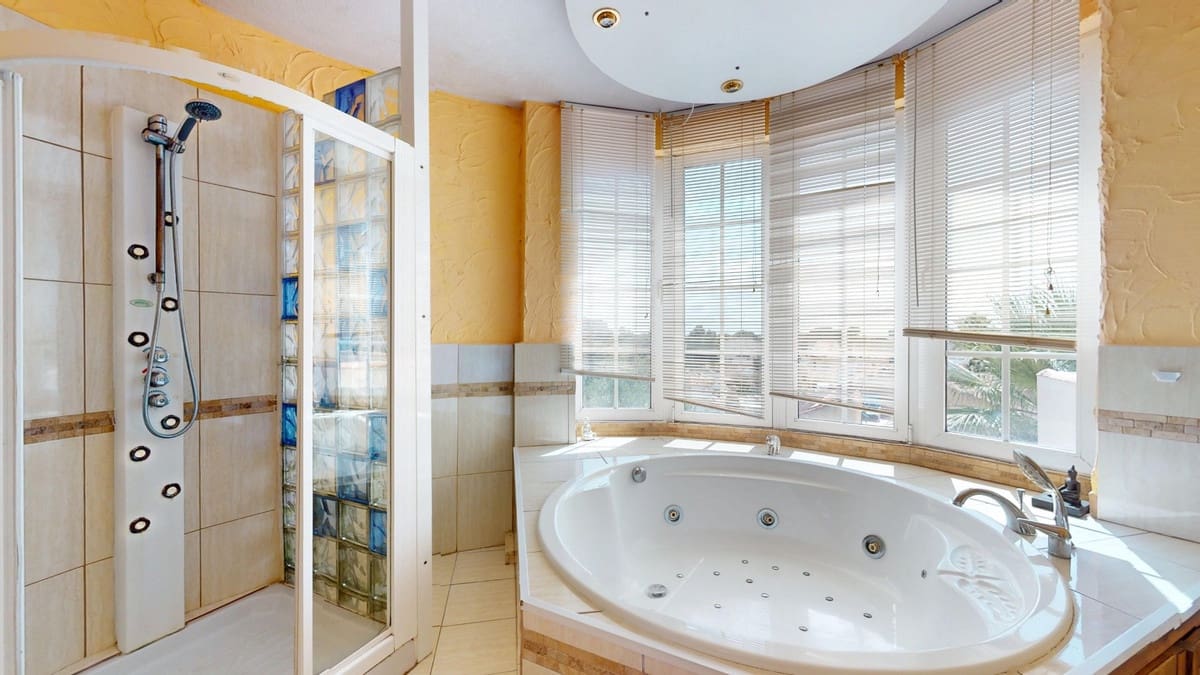 5 bedroom Villa for sale in La Zenia with pool - € 795,000 (Ref: 9800324)