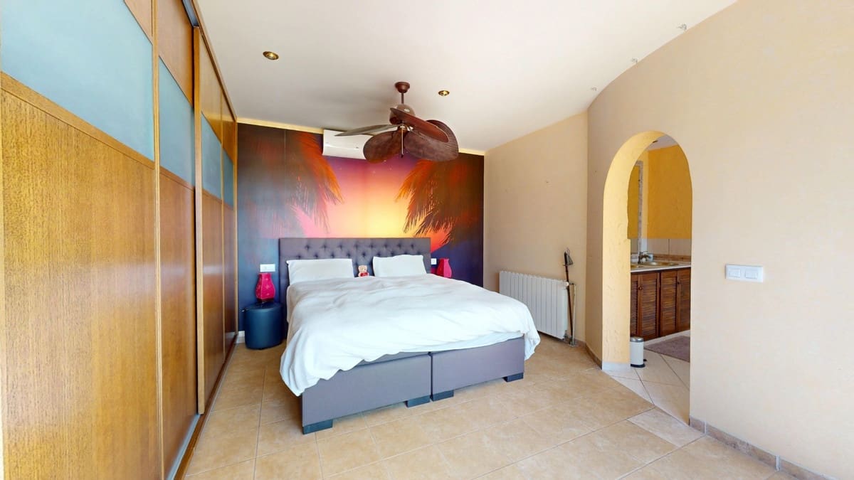 5 bedroom Villa for sale in La Zenia with pool - € 795,000 (Ref: 9800324)