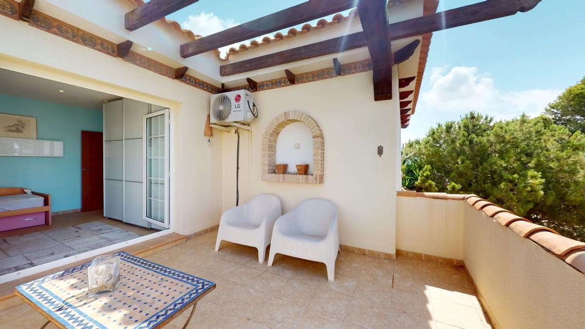 5 bedroom Villa for sale in La Zenia with pool - € 795,000 (Ref: 9800324)