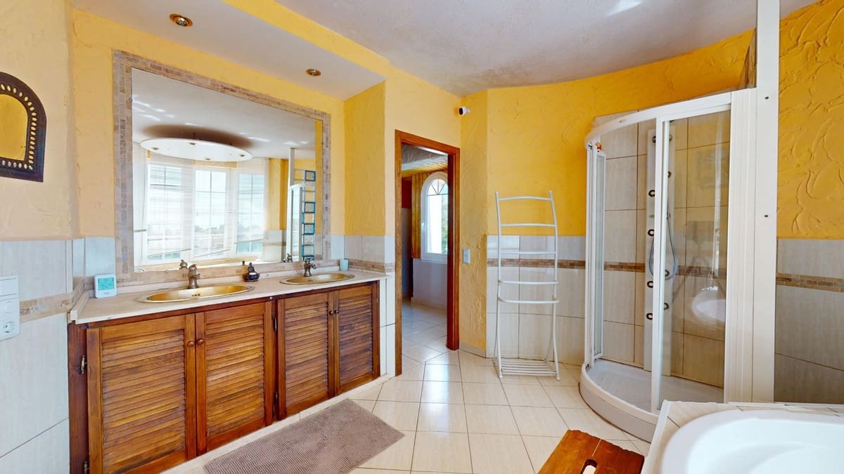 5 bedroom Villa for sale in La Zenia with pool - € 795,000 (Ref: 9800324)