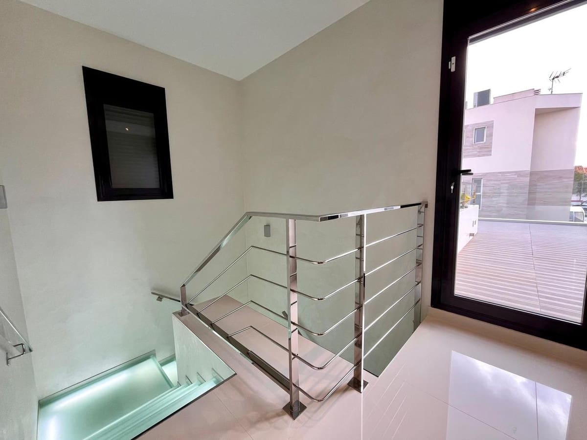 4 chambre Villa/Maison à vendre à Cabo Roig avec piscine garage - 990 000 € (Ref: 9800326)