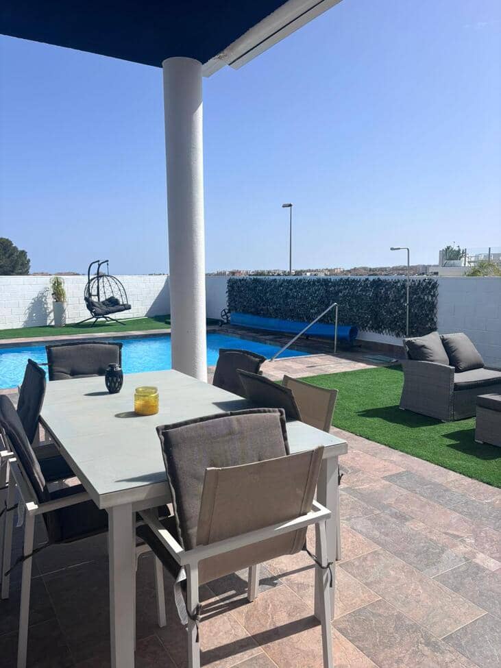 Chalet de 5 habitaciones en Villamartin en venta con piscina garaje - 699.000 € (Ref: 9804060)