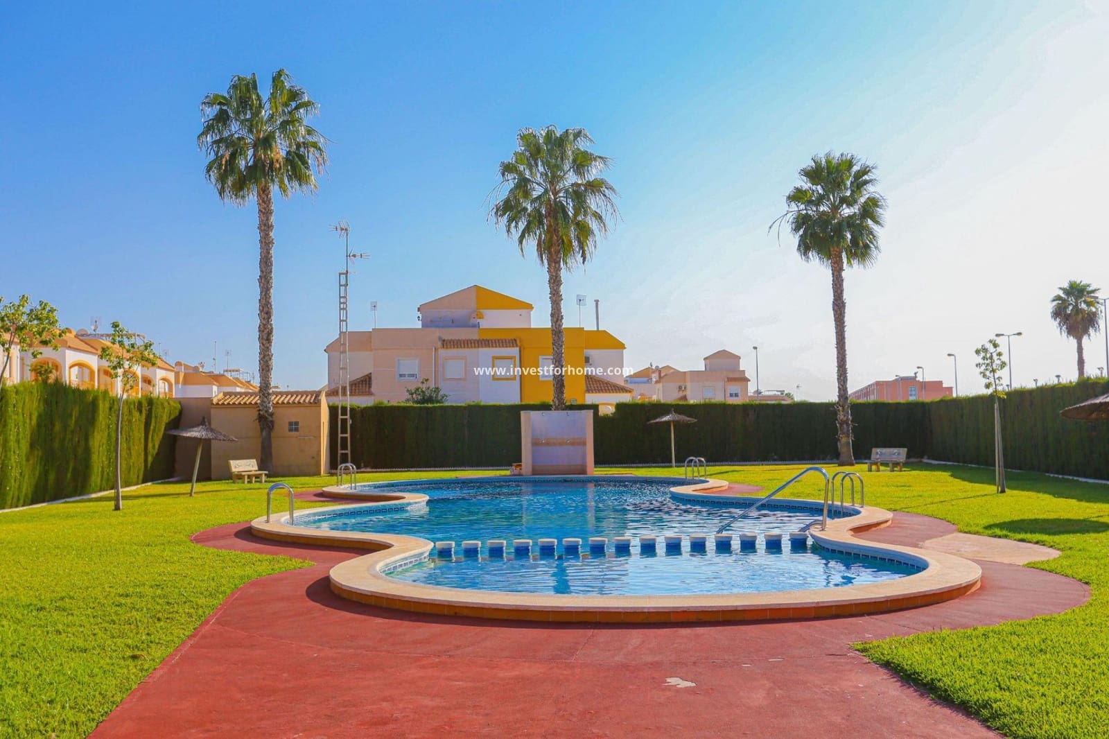 2 bedroom Townhouse for sale in El Limonar with pool - € 168,000 (Ref: 9805897)