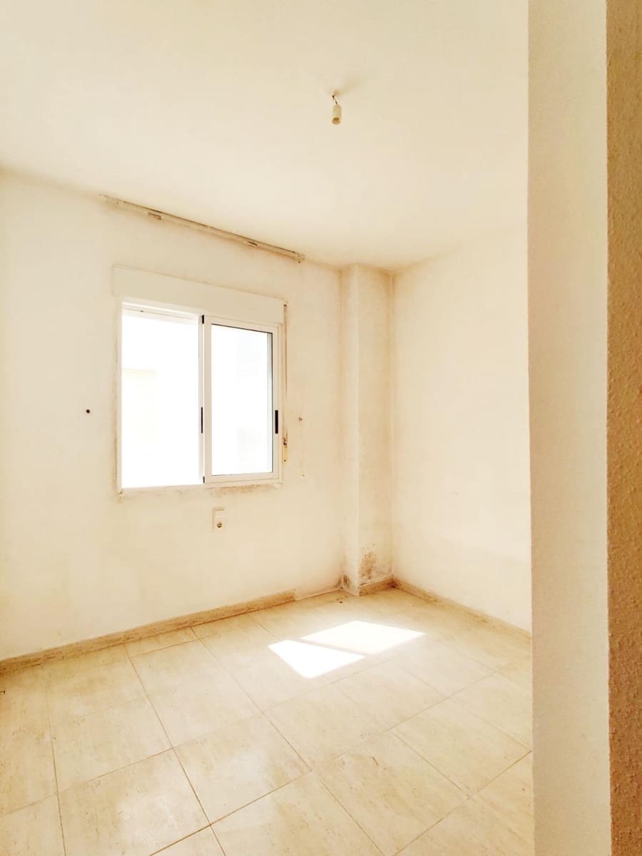 3 slaapkamer Penthouse te koop in Torrevieja met zwembad - € 160.000 (Ref: 9805899)