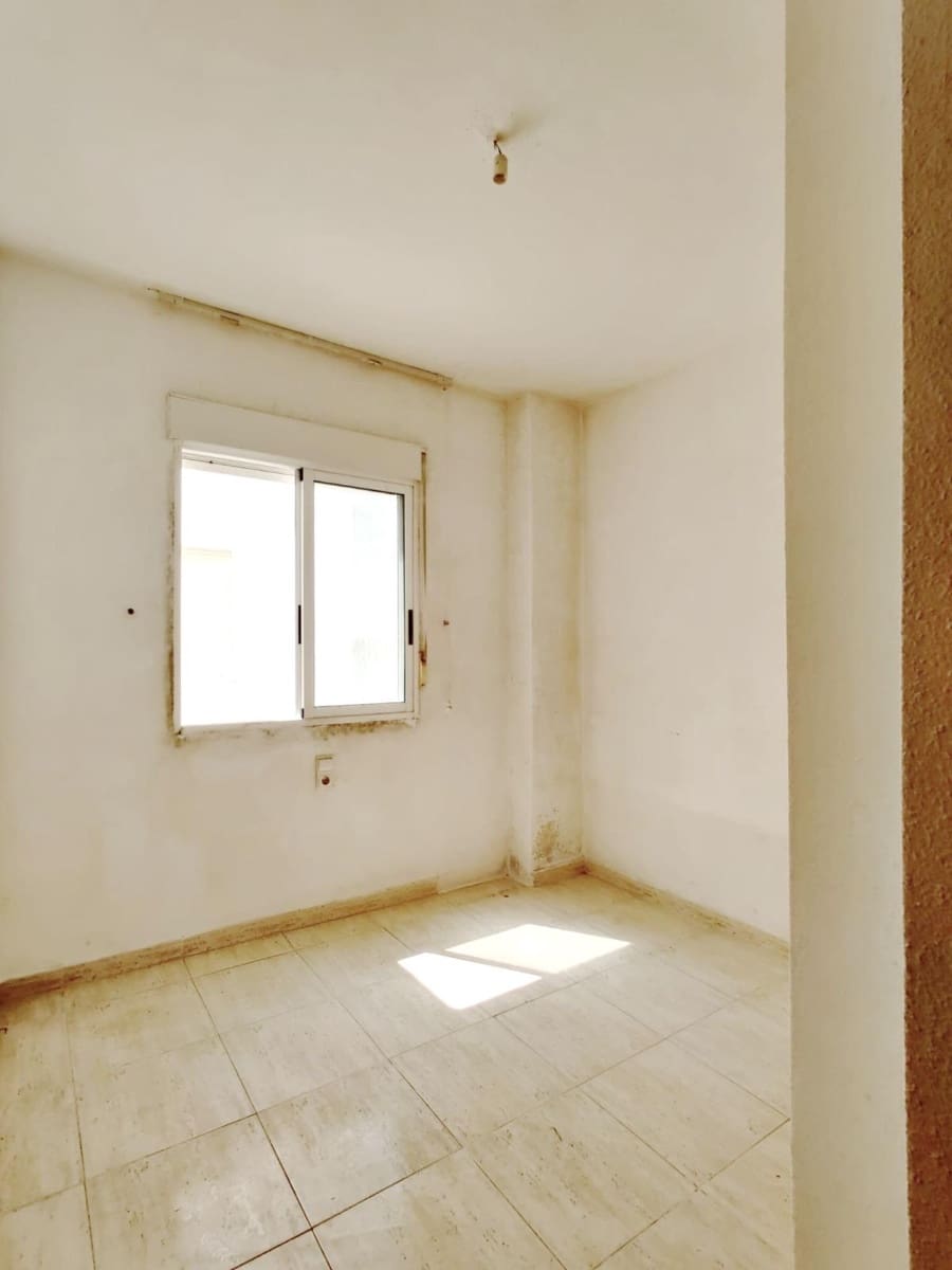3 slaapkamer Penthouse te koop in Torrevieja met zwembad - € 160.000 (Ref: 9805899)