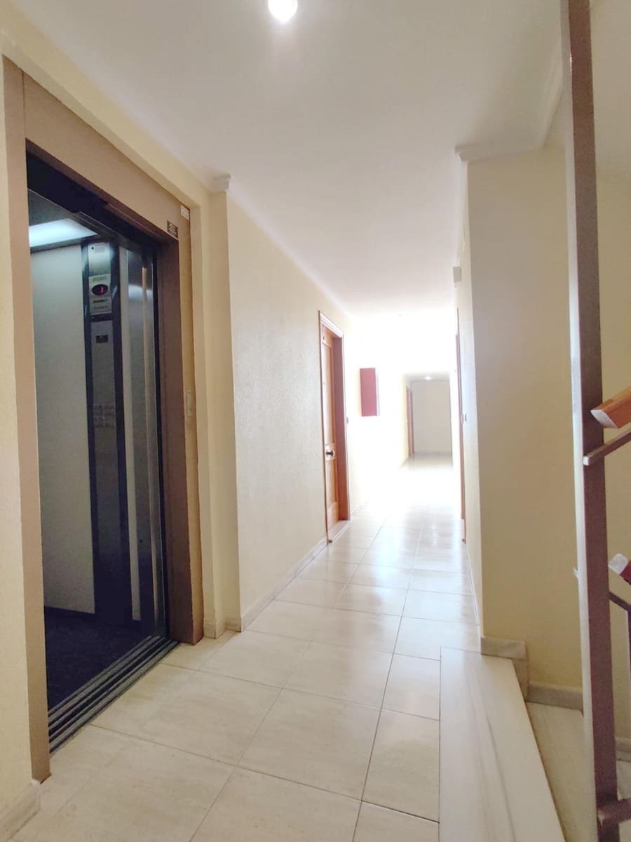 3 slaapkamer Penthouse te koop in Torrevieja met zwembad - € 160.000 (Ref: 9805899)