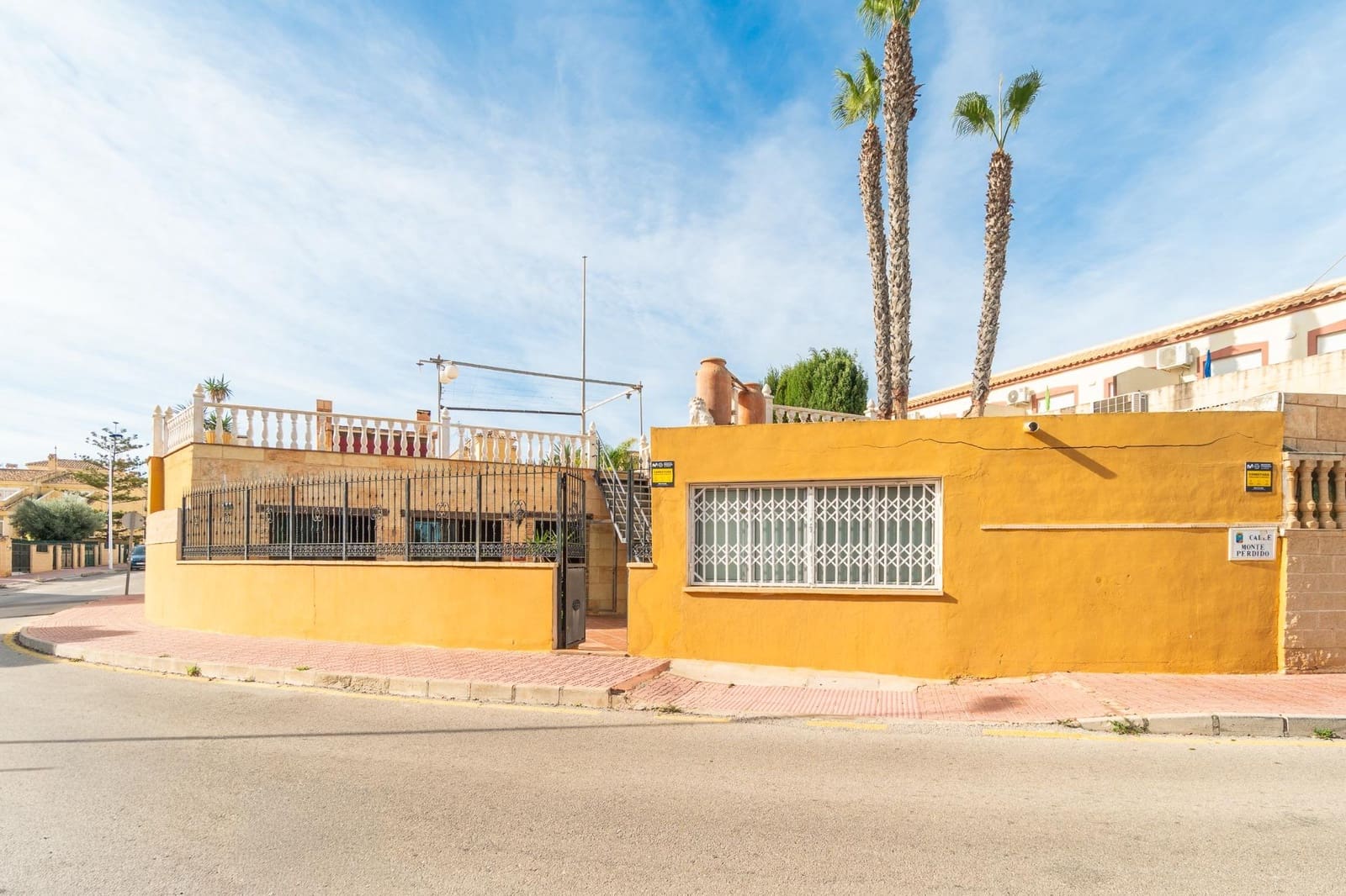 4 soverom Villa til salgs i Torrevieja med svømmebasseng garasje - € 449 000 (Ref: 9888414)