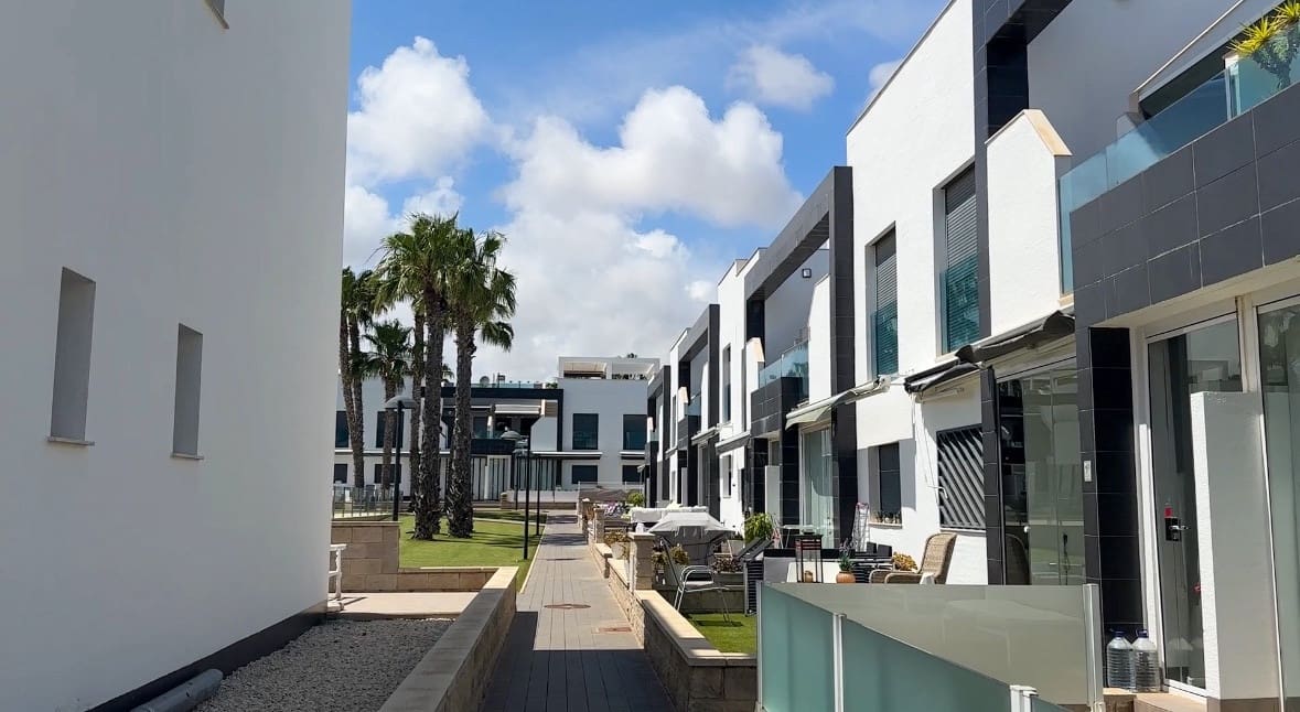 2 slaapkamer Penthouse te koop in La Zenia met zwembad garage - € 339.000 (Ref: 9891544)