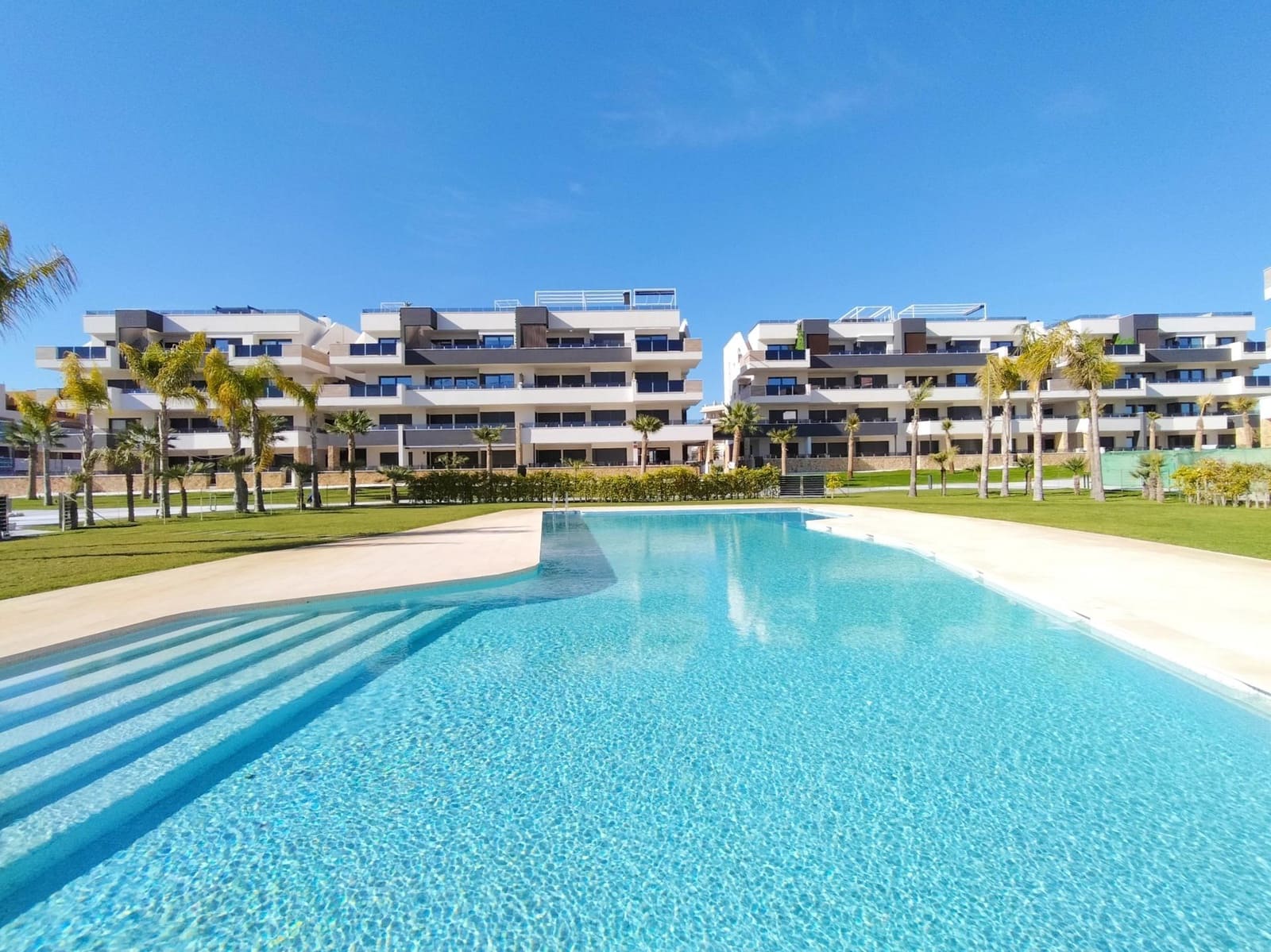 2 slaapkamer Appartement te koop in Playa Flamenca met zwembad - € 368.000 (Ref: 9916382)