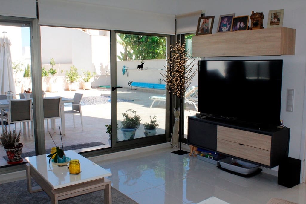 Chalet de 3 habitaciones en San Miguel de Salinas en venta con piscina garaje - 429.000 € (Ref: 9917576)