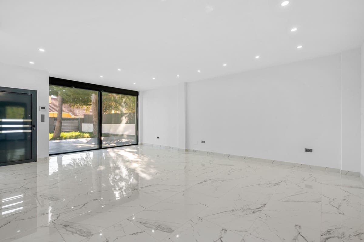 4 bedroom Villa for sale in Cabo Roig with pool garage - € 985,000 (Ref: 9917580)