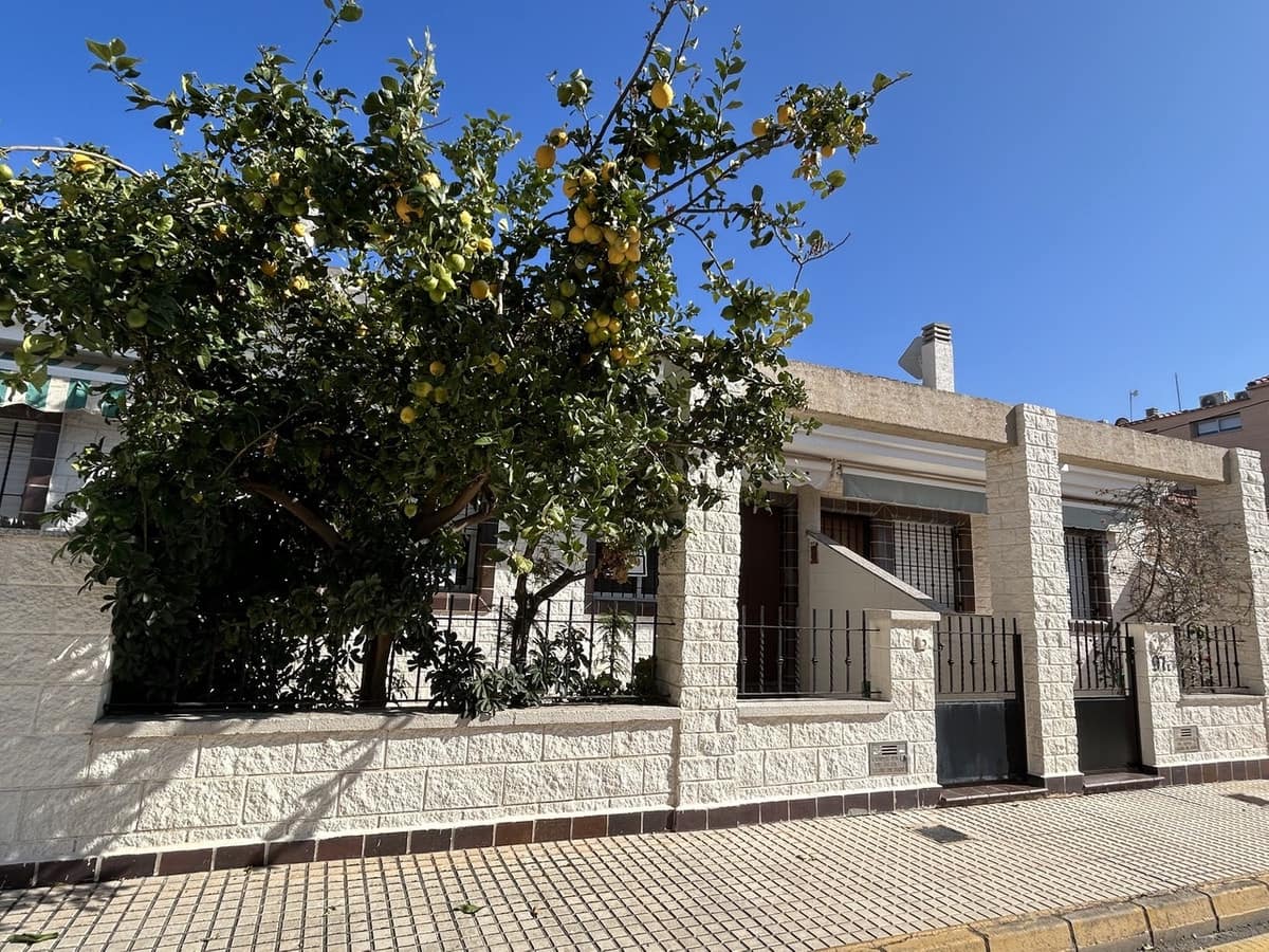 Casa de 4 habitaciones en Torre de la Horadada en venta - 249.000 € (Ref: 9917586)