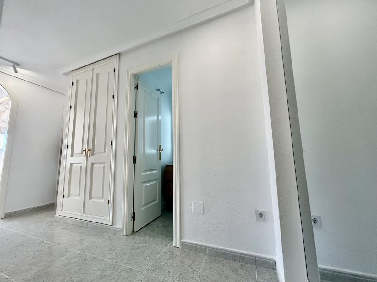 2 Zimmer Apartment zu verkaufen in Villamartin mit Pool - 220.000 € (Ref: 9917625)