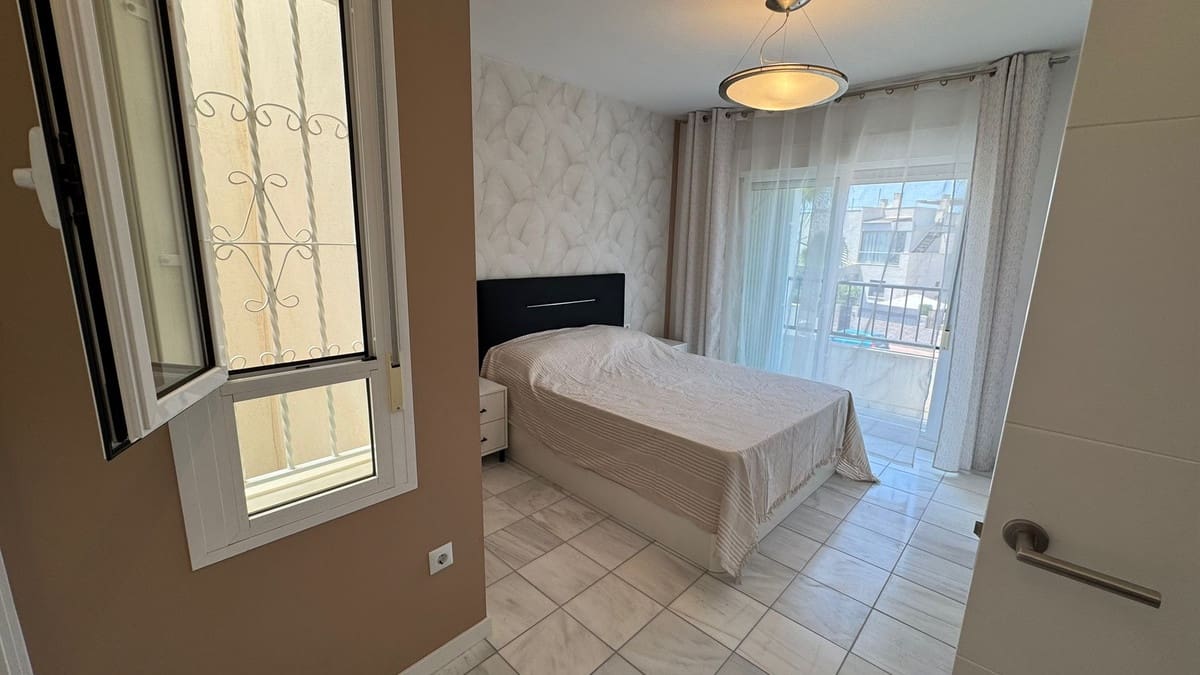 2 soverom Hus til salgs i Torrevieja med svømmebasseng garasje - € 240 000 (Ref: 9959029)