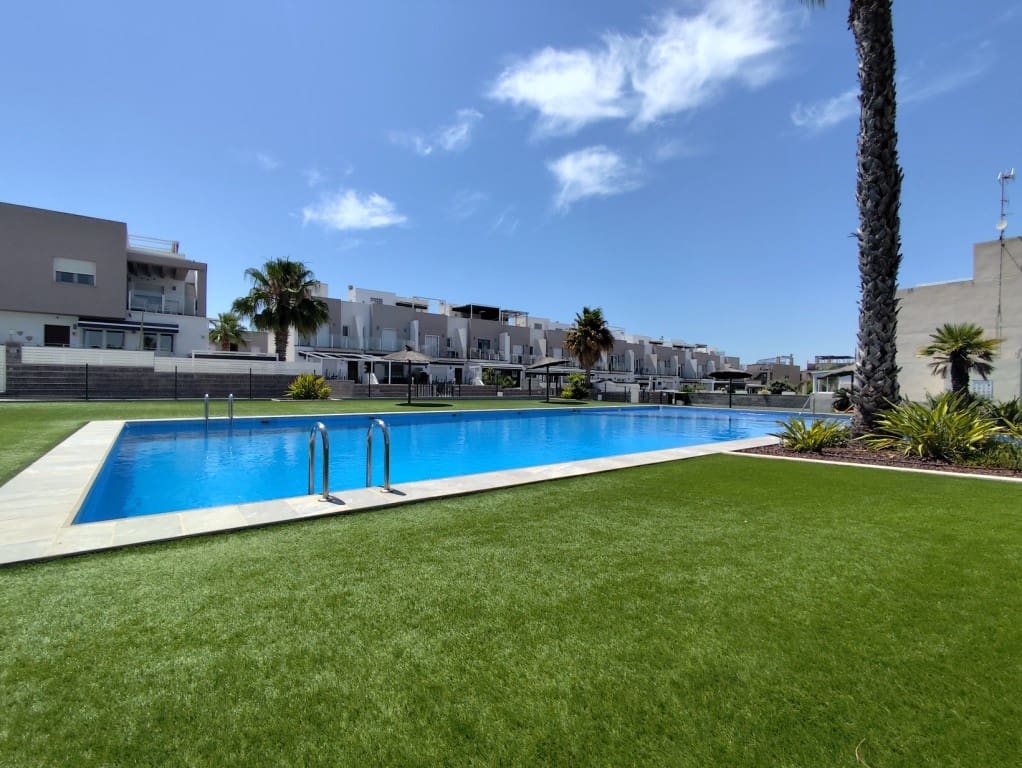 4 makuuhuone Omakotitalo myytävänä paikassa Torrevieja mukana uima-altaan 
autotalli - 395 000 € (Ref: 9966056)