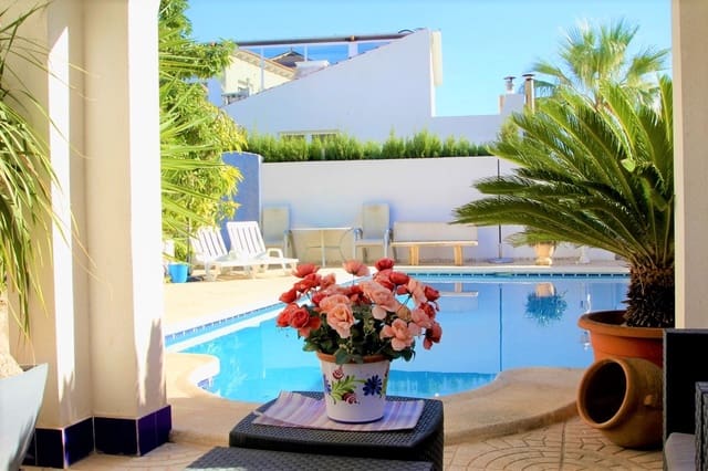 6 soverom Villa til salgs i Villamartin, Orihuela med svømmebasseng - € 469 000 (Ref: 9966062)