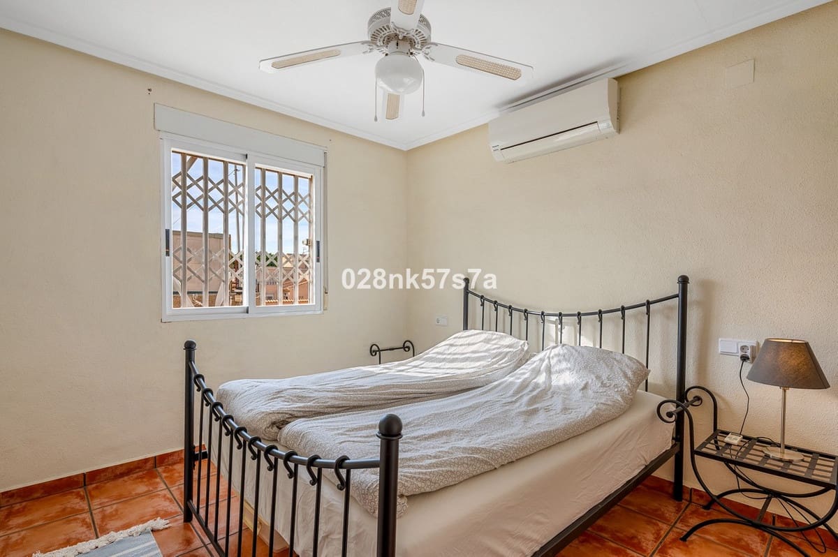 4 soveværelse Villa til salg i Playa Flamenca med swimmingpool - € 359.000 (Ref: 9969259)