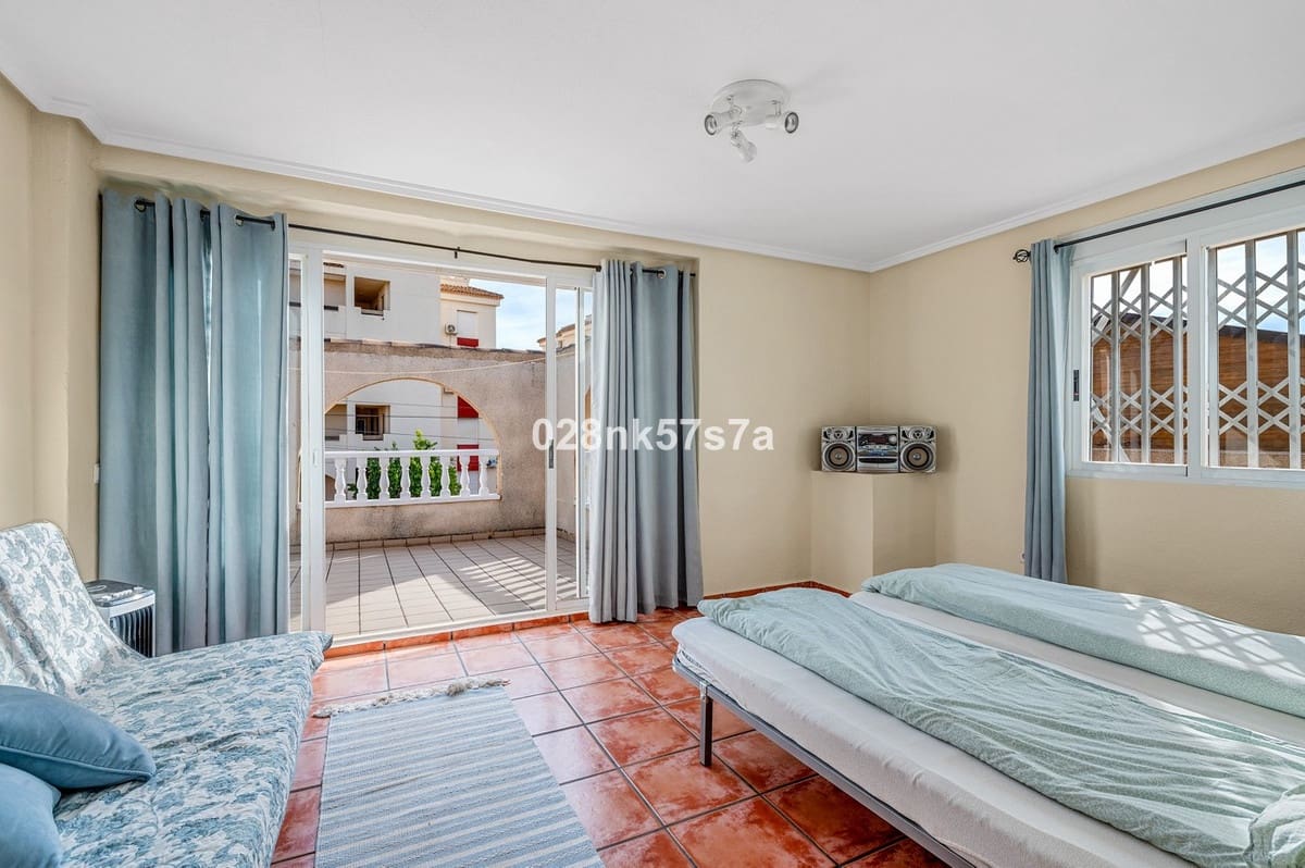 4 soveværelse Villa til salg i Playa Flamenca med swimmingpool - € 359.000 (Ref: 9969259)