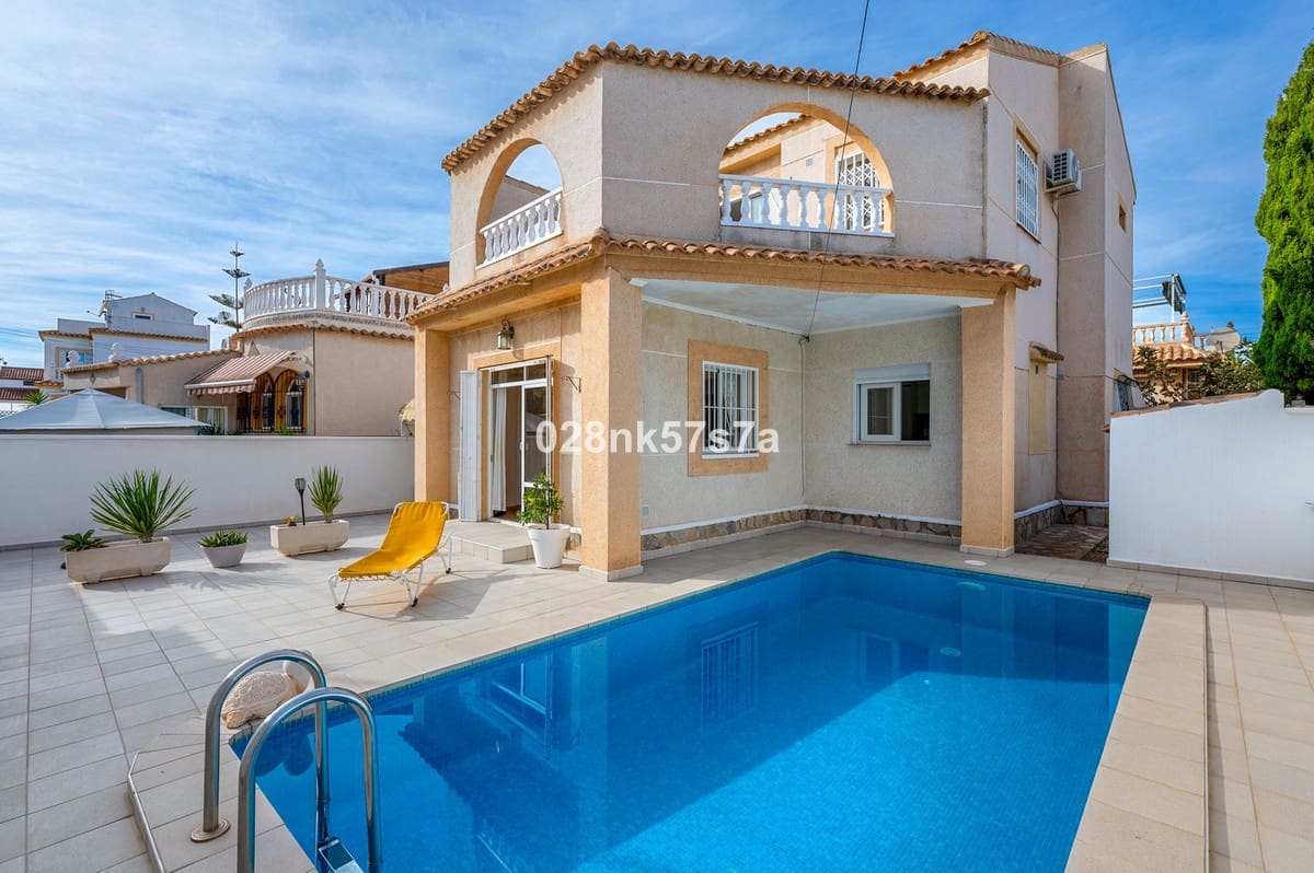 4 soveværelse Villa til salg i Playa Flamenca med swimmingpool - € 359.000 (Ref: 9969259)