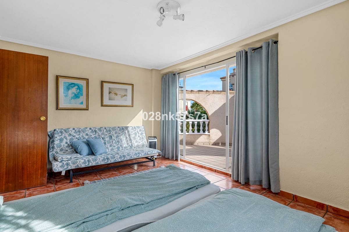 4 soveværelse Villa til salg i Playa Flamenca med swimmingpool - € 359.000 (Ref: 9969259)