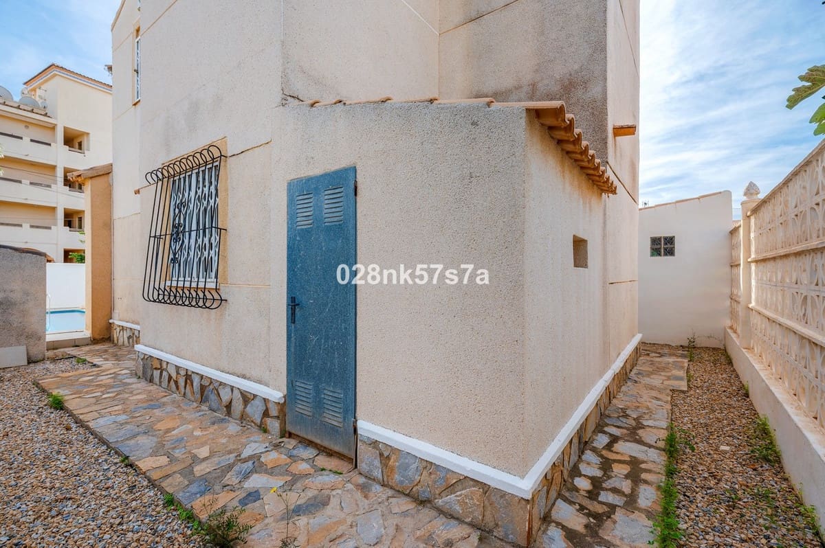 4 soveværelse Villa til salg i Playa Flamenca med swimmingpool - € 359.000 (Ref: 9969259)