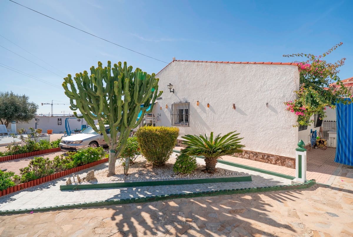 4 soverom Villa til salgs i Ciudad Quesada med svømmebasseng garasje - € 389 000 (Ref: 9969266)