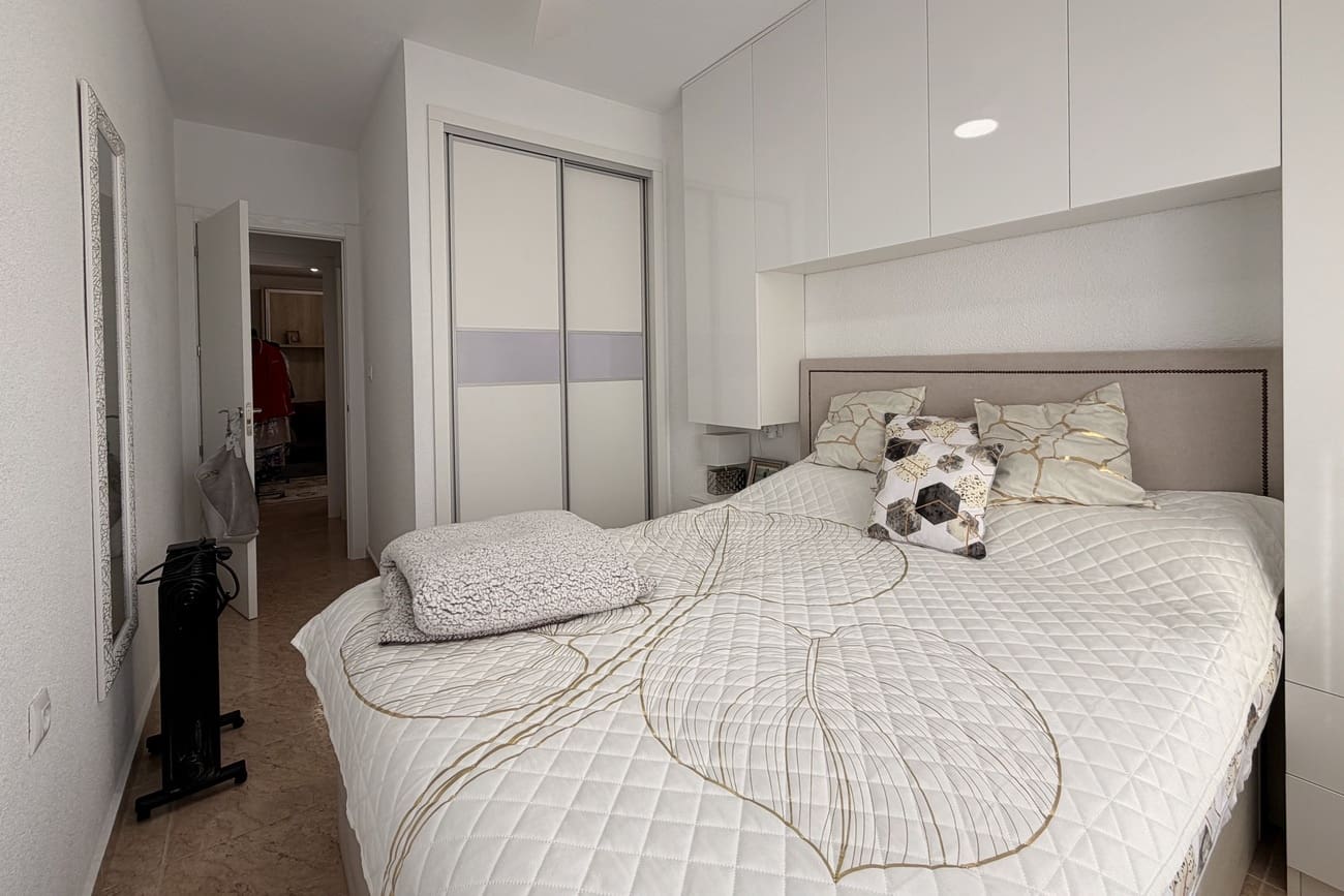 2 soverom Leilighet til salgs i Torrevieja med svømmebasseng - € 145 000 (Ref: 9973866)