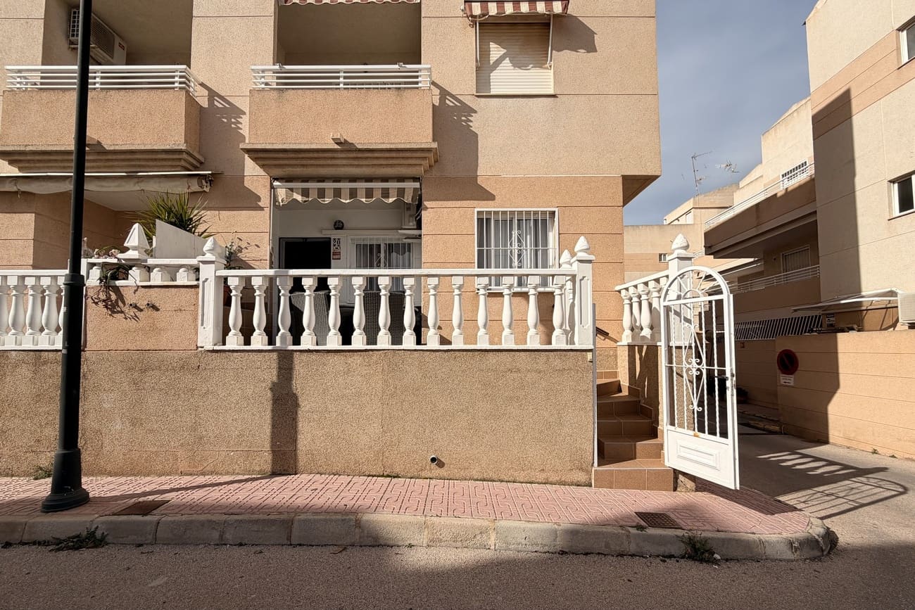 2 soverom Leilighet til salgs i Torrevieja med svømmebasseng - € 145 000 (Ref: 9973866)