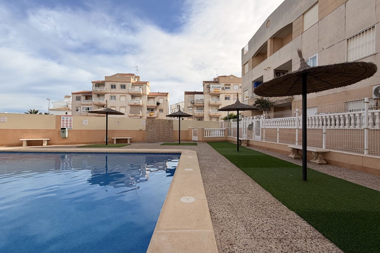 2 soverom Leilighet til salgs i Torrevieja med svømmebasseng - € 145 000 (Ref: 9973866)