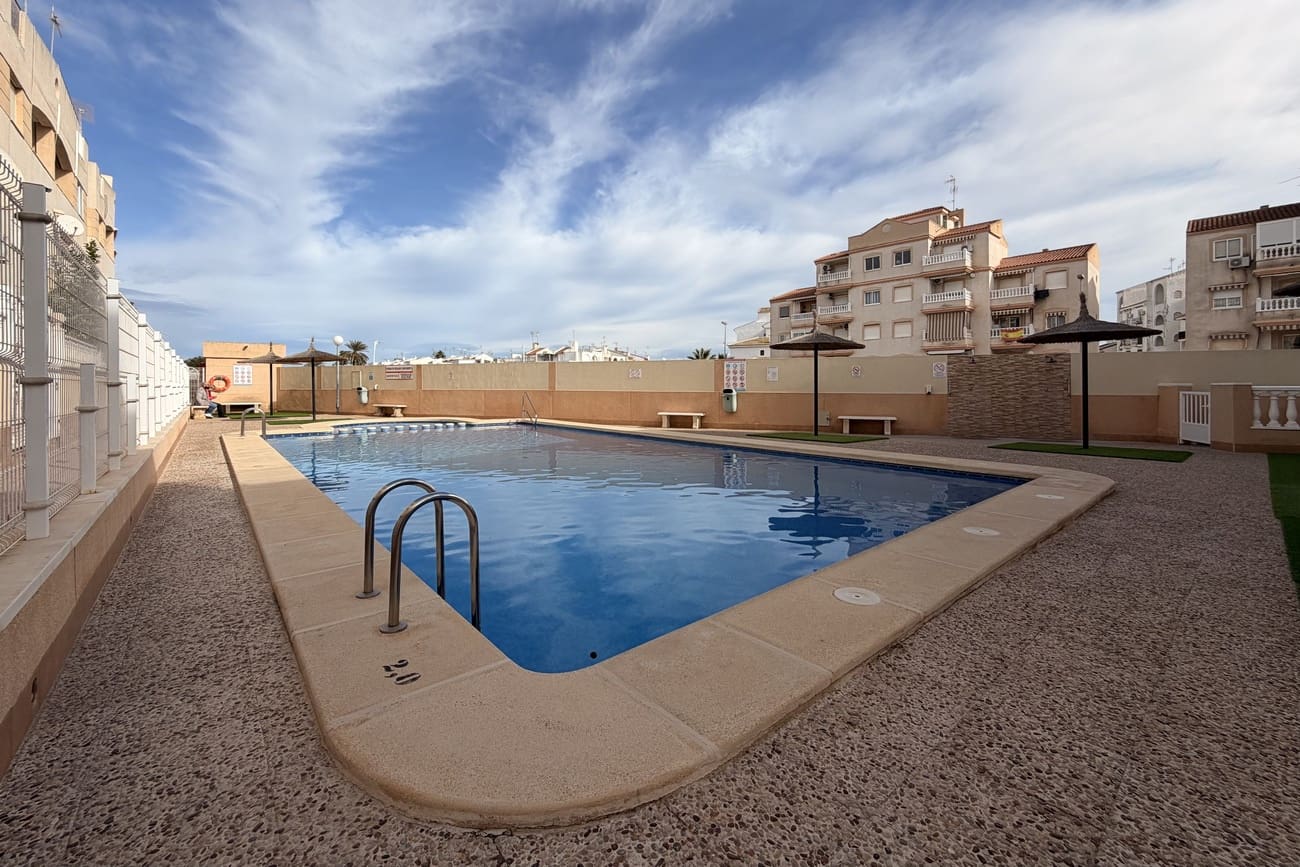 2 soverom Leilighet til salgs i Torrevieja med svømmebasseng - € 145 000 (Ref: 9973866)