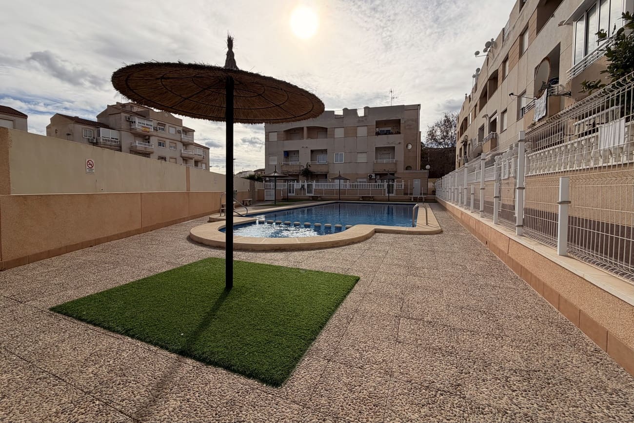 2 soverom Leilighet til salgs i Torrevieja med svømmebasseng - € 145 000 (Ref: 9973866)
