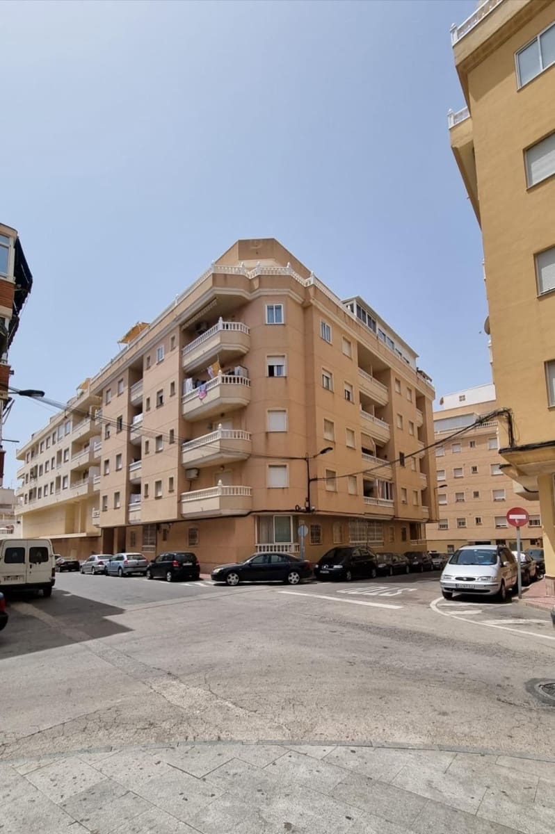 2 soveværelse Lejlighed til salg i Torrevieja med swimmingpool - € 133.000 (Ref: 9973867)