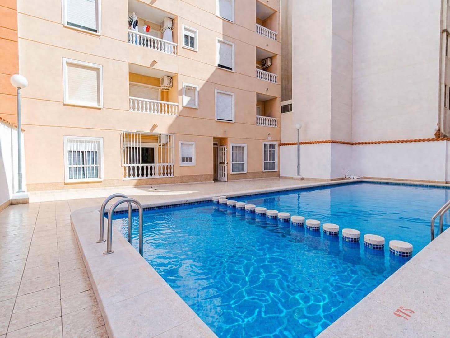 Apartamento de 2 habitaciones en Torrevieja en venta con piscina - 135.900 € (Ref: 9973870)