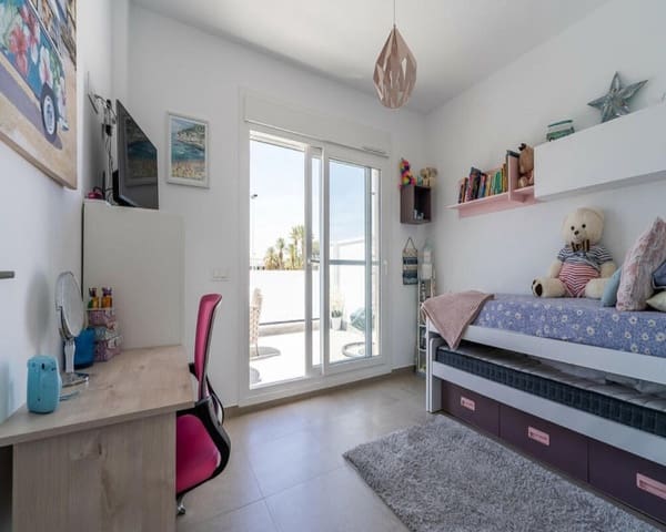 4 slaapkamer Villa te koop in San Pedro del Pinatar ciudad, San Pedro del Pinatar met zwembad garage - € 449.000 (Ref: 9976734)