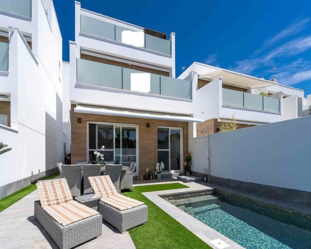 4 slaapkamer Villa te koop in San Pedro del Pinatar met zwembad garage - € 449.000 (Ref: 9976734)