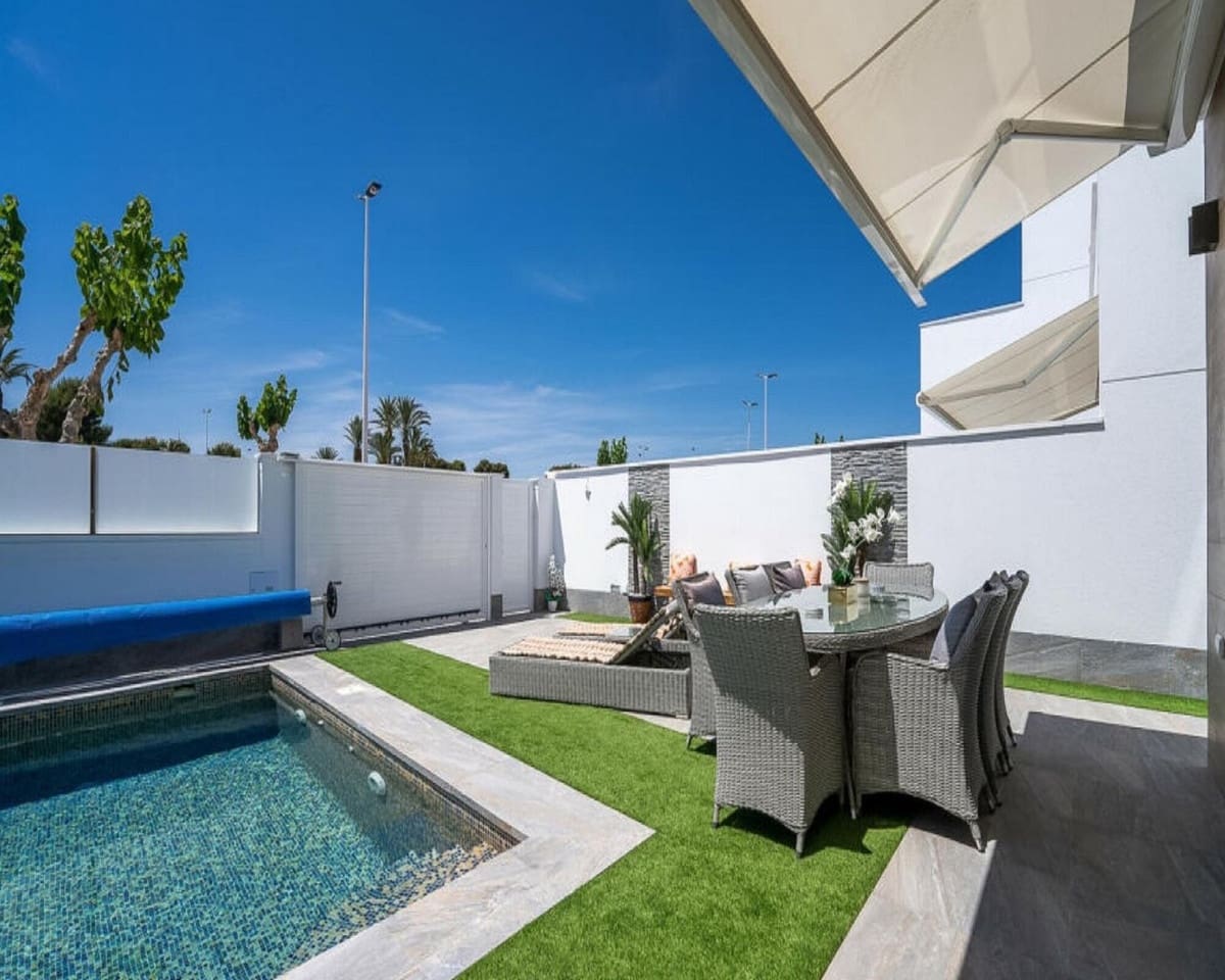 4 slaapkamer Villa te koop in San Pedro del Pinatar met zwembad garage - € 449.000 (Ref: 9976734)