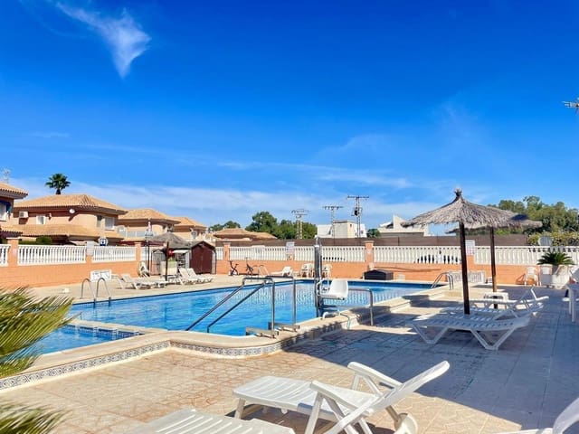 2 soverom Penthouse til salgs i Punta Prima, Orihuela med svømmebasseng - € 132 000 (Ref: 9976739)
