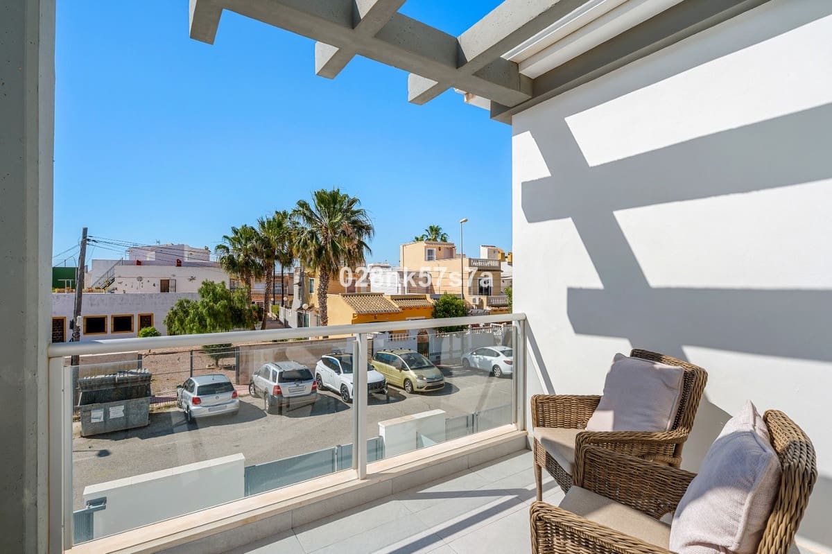 3 soverom Hus til salgs i Playa Flamenca med svømmebasseng garasje - € 329 000 (Ref: 9978120)