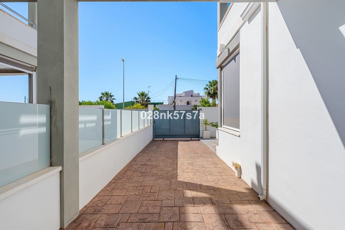 3 soverom Hus til salgs i Playa Flamenca med svømmebasseng garasje - € 329 000 (Ref: 9978120)