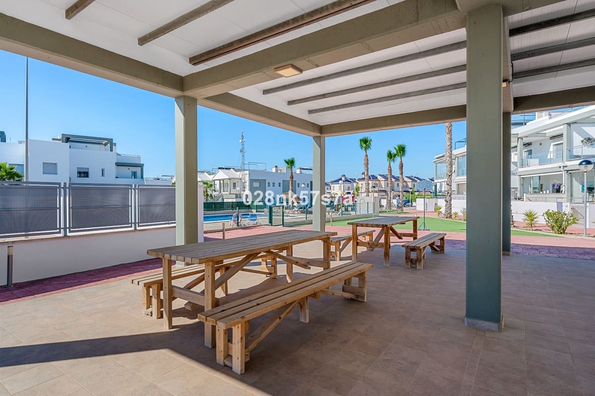 3 soverom Hus til salgs i Playa Flamenca med svømmebasseng garasje - € 329 000 (Ref: 9978120)