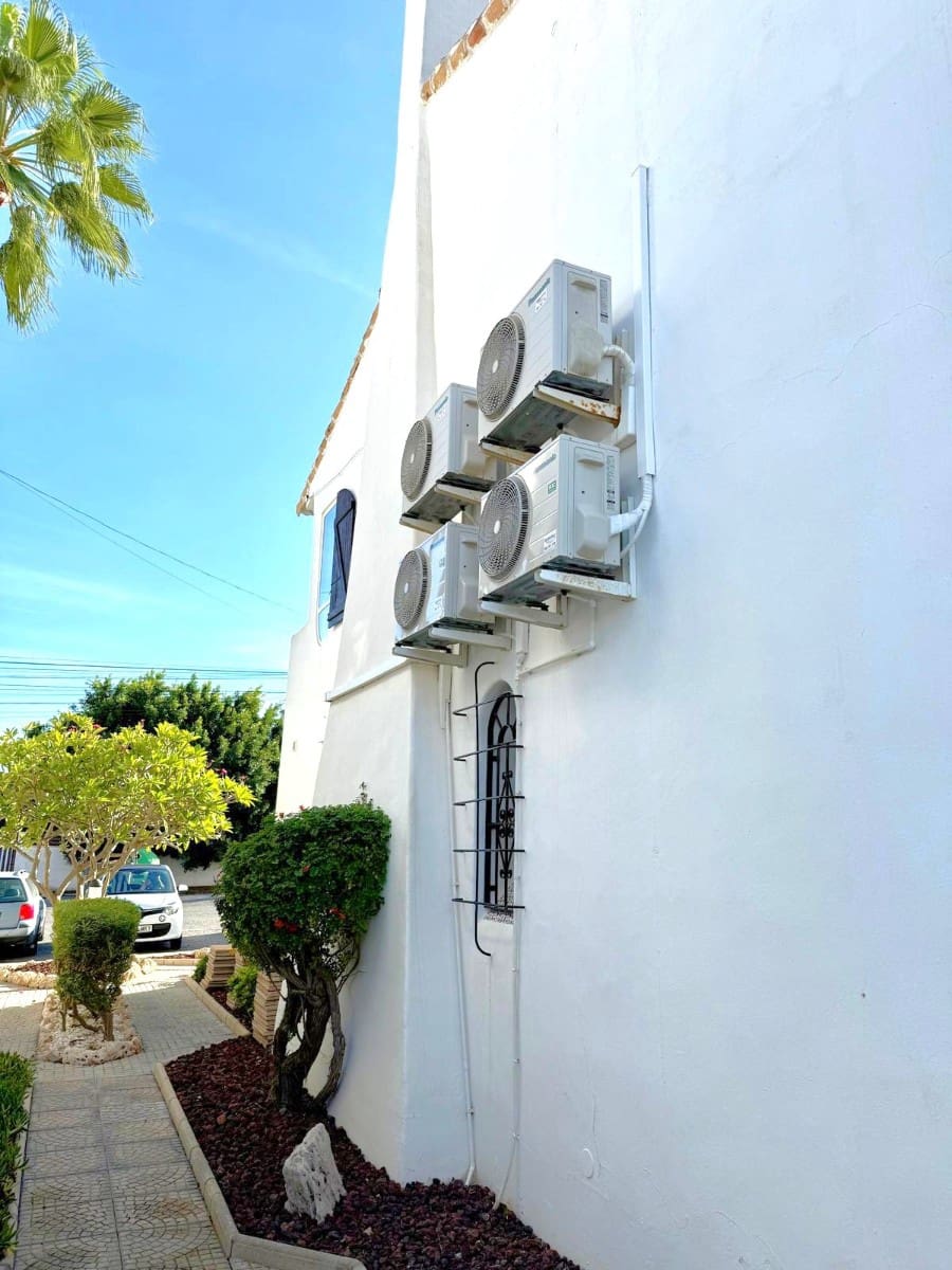 Chalet de 3 habitaciones en Villamartin en venta con piscina - 399.000 € (Ref: 9979418)