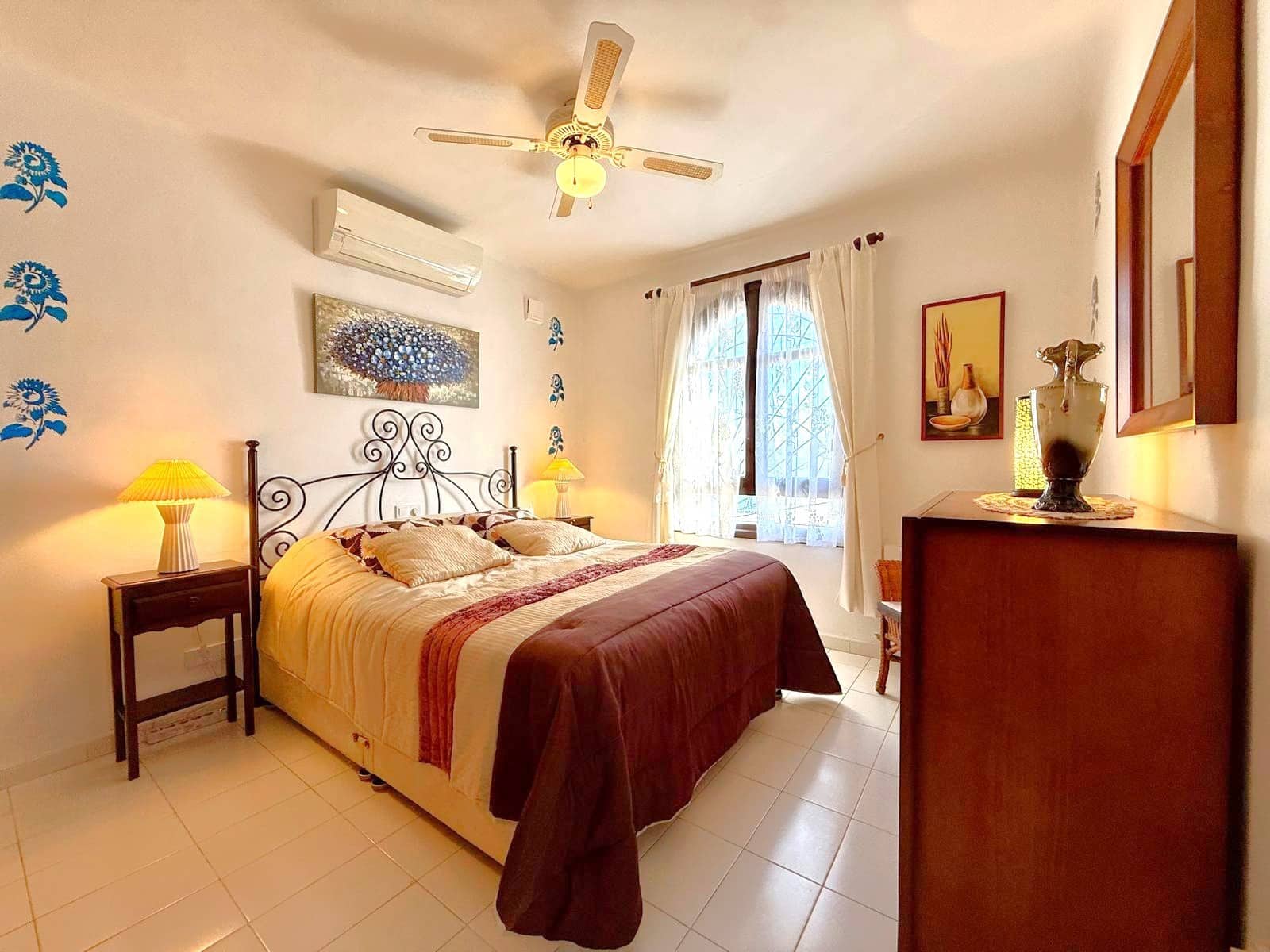 Chalet de 3 habitaciones en Villamartin en venta con piscina - 399.000 € (Ref: 9979418)