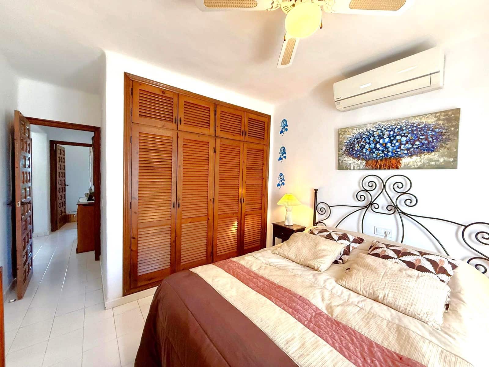 Chalet de 3 habitaciones en Villamartin en venta con piscina - 399.000 € (Ref: 9979418)