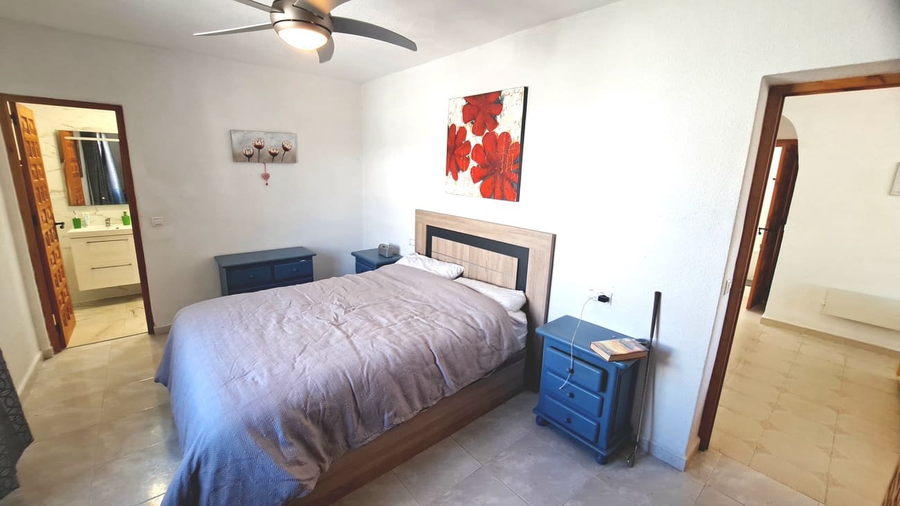 Chalet de 3 habitaciones en Villamartin en venta con piscina garaje - 350.000 € (Ref: 9990153)