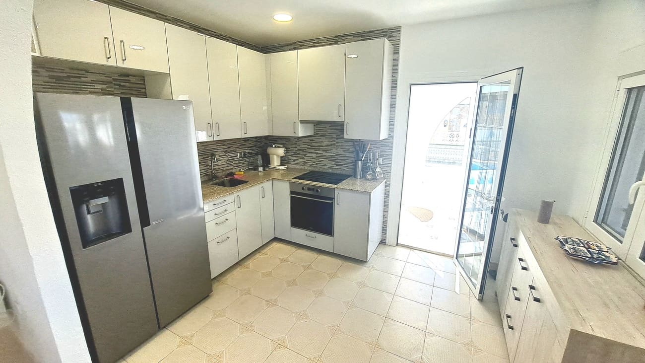 Chalet de 3 habitaciones en Villamartin en venta con piscina garaje - 350.000 € (Ref: 9990153)