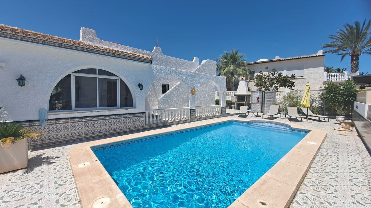 Chalet de 3 habitaciones en Villamartin en venta con piscina garaje - 350.000 € (Ref: 9990153)