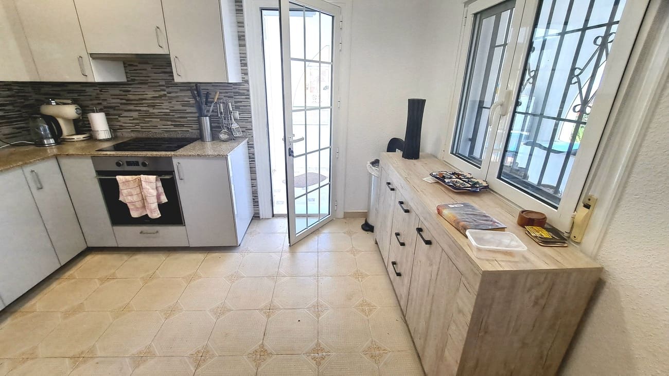 Chalet de 3 habitaciones en Villamartin en venta con piscina garaje - 350.000 € (Ref: 9990153)